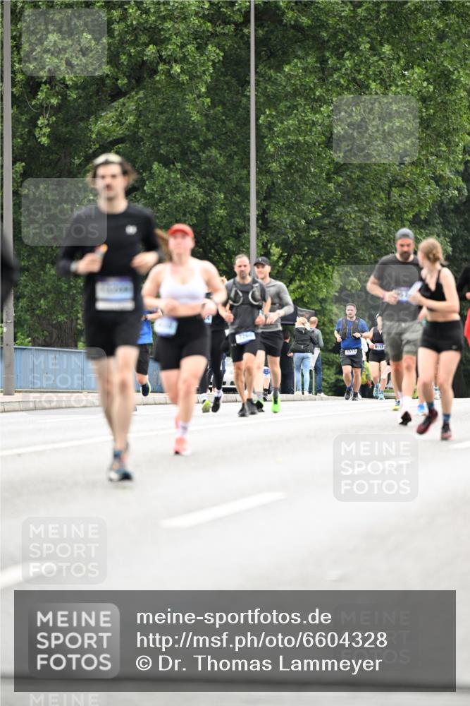30.06.2024 - hella hamburg halbmarathon Dr. Thomas Lammeyer http://msf.ph/oto/6604328 30.06.2024 10:43:39 Kennedybrücke 1484, 1707, 1827, 2920, 3136, 3743, 3943, 3944, 4513, 4751, 4753, 5544, 5990, 5991, 6261, 6334, 6455, 6577, 6578, 6731, 6732, 6802, 7079, 7260, 7972, 8235, 8281, 8866, 9241, 10063, 11625, 12066, 13209, 13345, 13358 meine-sportfotos.de
