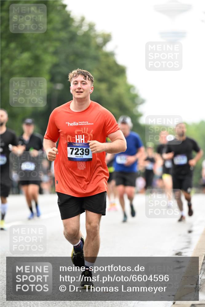 30.06.2024 - hella hamburg halbmarathon Dr. Thomas Lammeyer http://msf.ph/oto/6604596 30.06.2024 10:43:59 Kennedybrücke 1414, 1496, 1640, 1707, 1832, 3927, 4298, 4695, 5393, 5513, 5669, 5672, 5990, 5991, 6278, 6328, 7053, 7054, 7239, 7246, 7693, 8117, 8543, 8787, 9046, 9128, 9241, 9597, 9874, 10065, 10456, 10847 meine-sportfotos.de