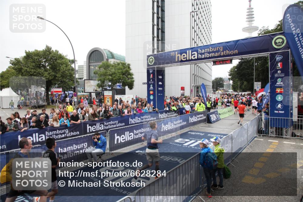 30.06.2024 - hella hamburg halbmarathon Michael Strokosch http://msf.ph/oto/6628284 30.06.2024 10:41:46 Ziel 713, 1144, 4935, 7435, 8018, 8084, 9106, 10114, 10395, 12305, 13175 meine-sportfotos.de