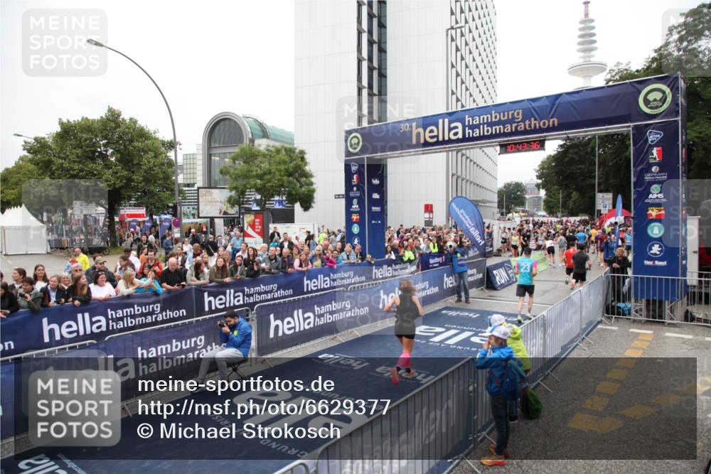 30.06.2024 - hella hamburg halbmarathon Michael Strokosch http://msf.ph/oto/6629377 30.06.2024 10:43:35 Ziel 734, 2008, 6038, 9556, 9596, 9910, 11304, 11610, 11623, 12107 meine-sportfotos.de