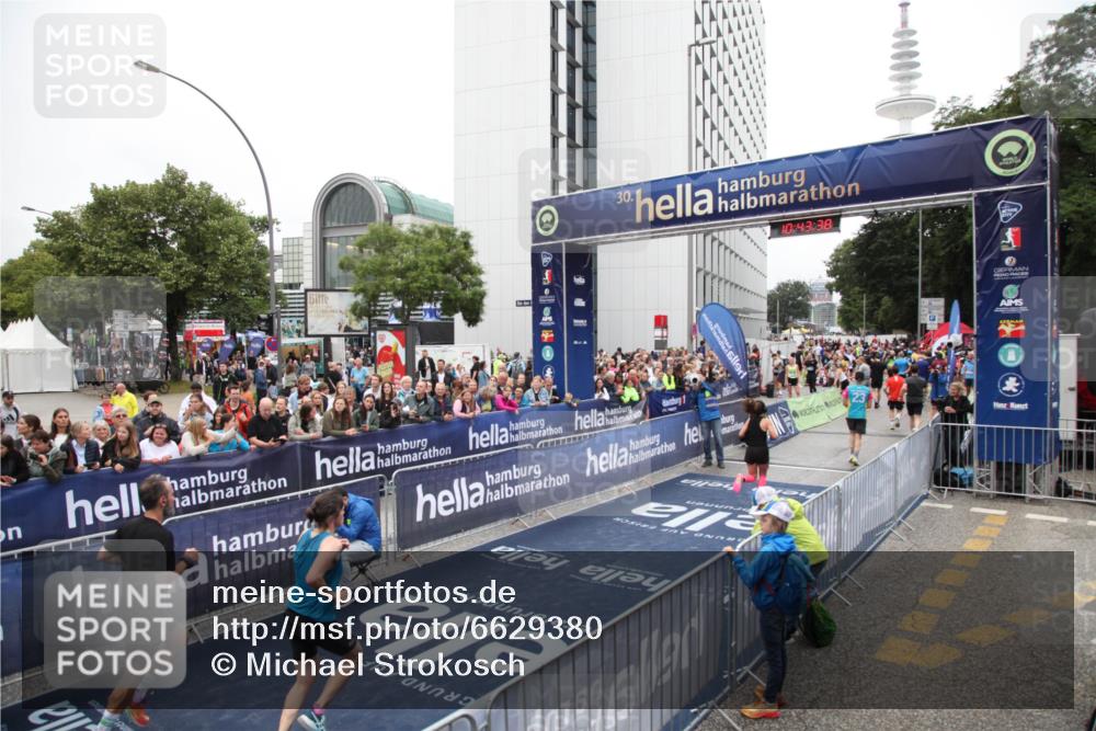 30.06.2024 - hella hamburg halbmarathon Michael Strokosch http://msf.ph/oto/6629380 30.06.2024 10:43:36 Ziel 734, 2008, 2210, 6038, 9556, 9596, 9910, 11304, 11610, 11623, 12107 meine-sportfotos.de