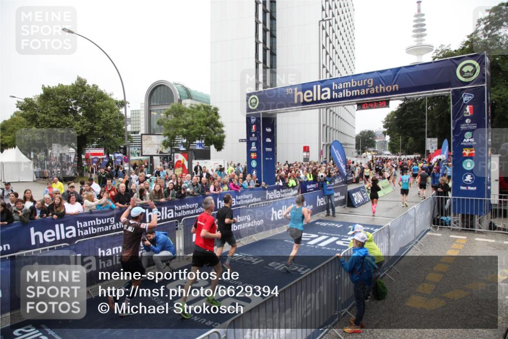 30.06.2024 - hella hamburg halbmarathon Michael Strokosch http://msf.ph/oto/6629394 30.06.2024 10:43:37 Ziel 734, 2008, 2210, 6038, 9556, 11304, 11610, 11623, 12107 meine-sportfotos.de