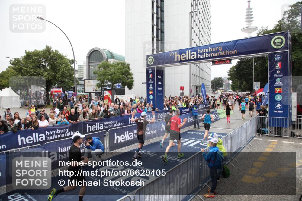 30.06.2024 - hella hamburg halbmarathon Michael Strokosch http://msf.ph/oto/6629405 30.06.2024 10:43:38 Ziel 734, 2008, 2210, 6038, 9556, 11304, 11623, 12107 meine-sportfotos.de