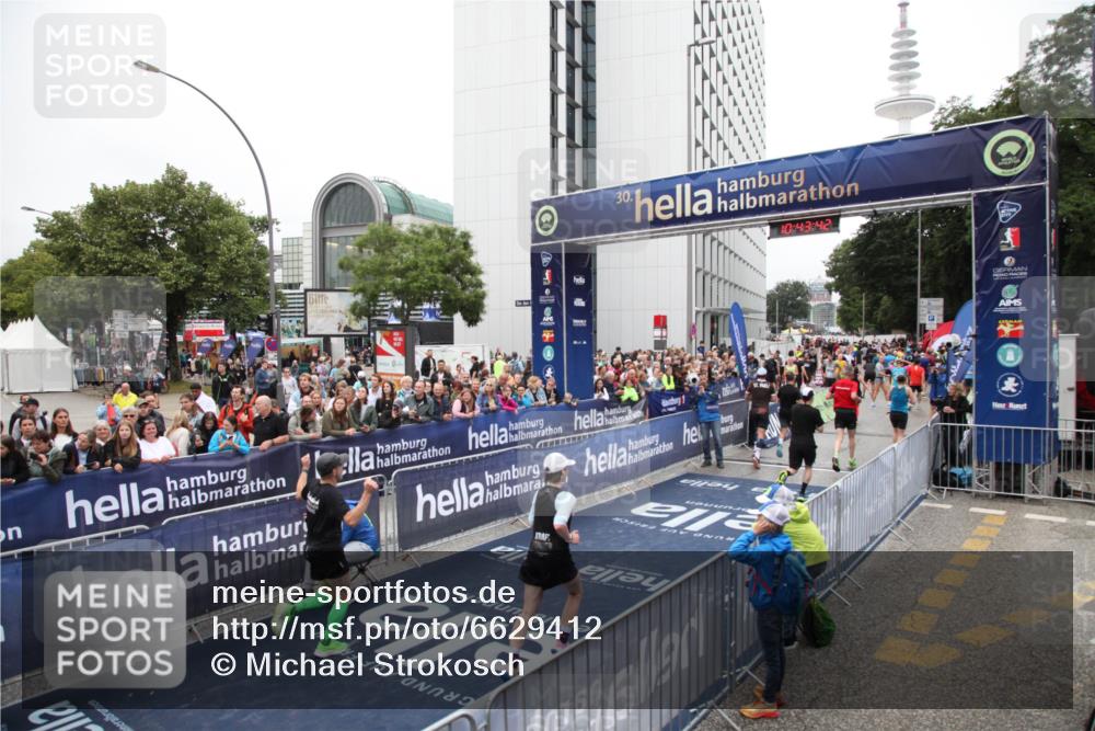 30.06.2024 - hella hamburg halbmarathon Michael Strokosch http://msf.ph/oto/6629412 30.06.2024 10:43:40 Ziel 734, 2008, 2210, 6038, 10014, 11091, 11304, 11623, 12107 meine-sportfotos.de