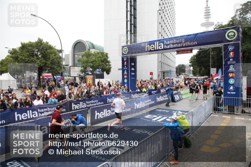 30.06.2024 - hella hamburg halbmarathon Michael Strokosch http://msf.ph/oto/6629430 30.06.2024 10:43:44 Ziel 623, 2210, 8449, 9473, 10014, 11091, 11623 meine-sportfotos.de