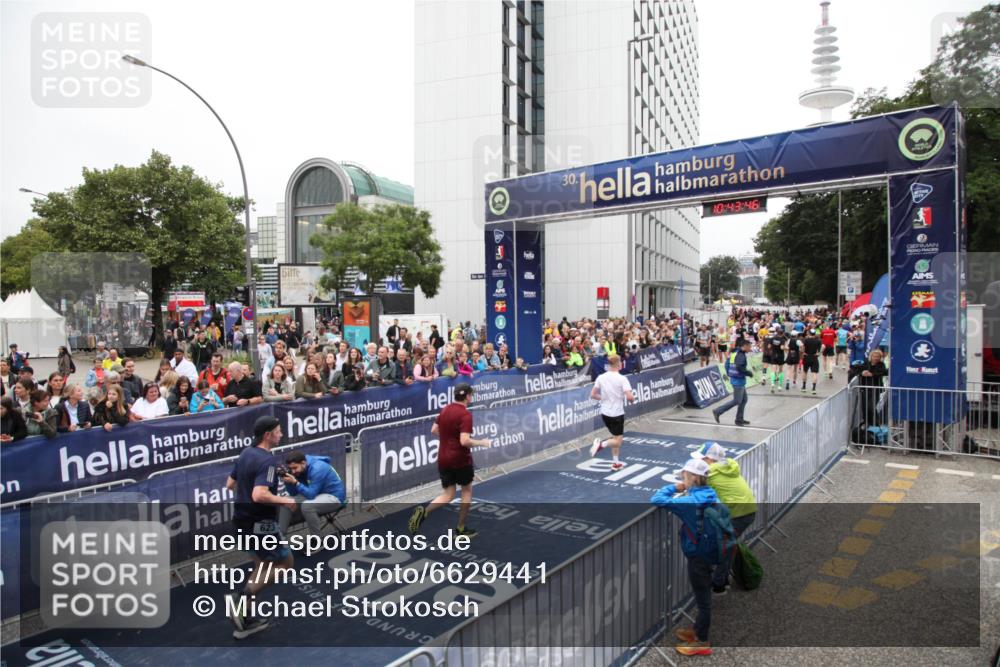 30.06.2024 - hella hamburg halbmarathon Michael Strokosch http://msf.ph/oto/6629441 30.06.2024 10:43:45 Ziel 623, 2210, 8449, 8908, 9473, 10014, 11091, 13151 meine-sportfotos.de