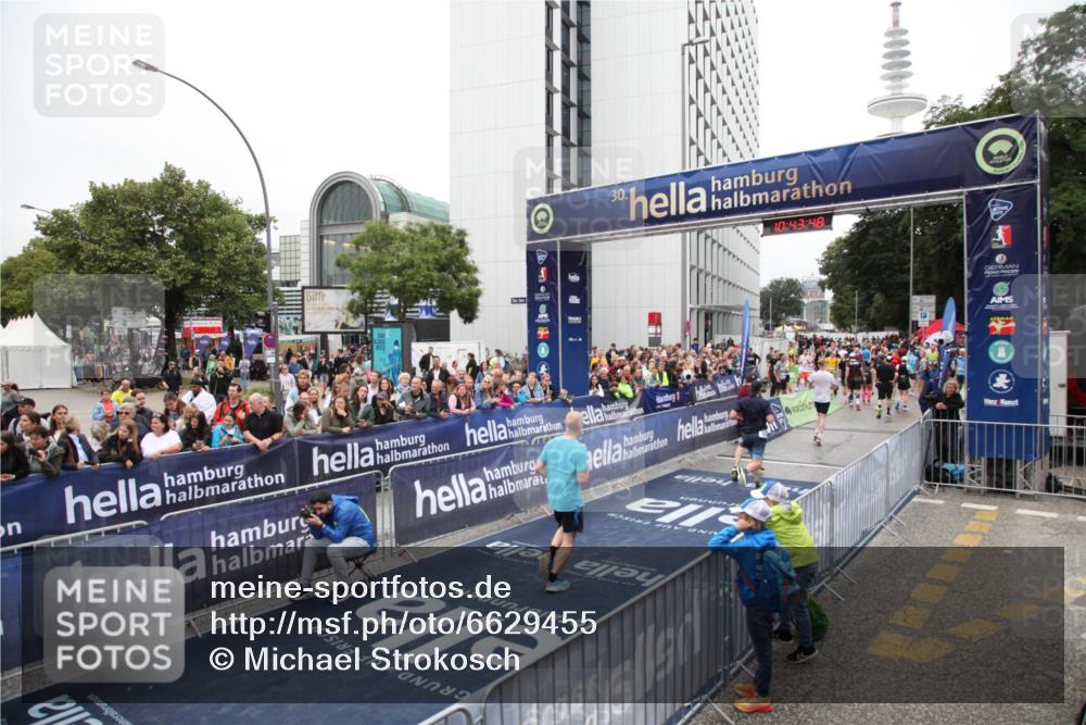 30.06.2024 - hella hamburg halbmarathon Michael Strokosch http://msf.ph/oto/6629455 30.06.2024 10:43:47 Ziel 623, 2827, 8449, 8908, 9473, 10014, 10042, 10364, 11091, 13151 meine-sportfotos.de