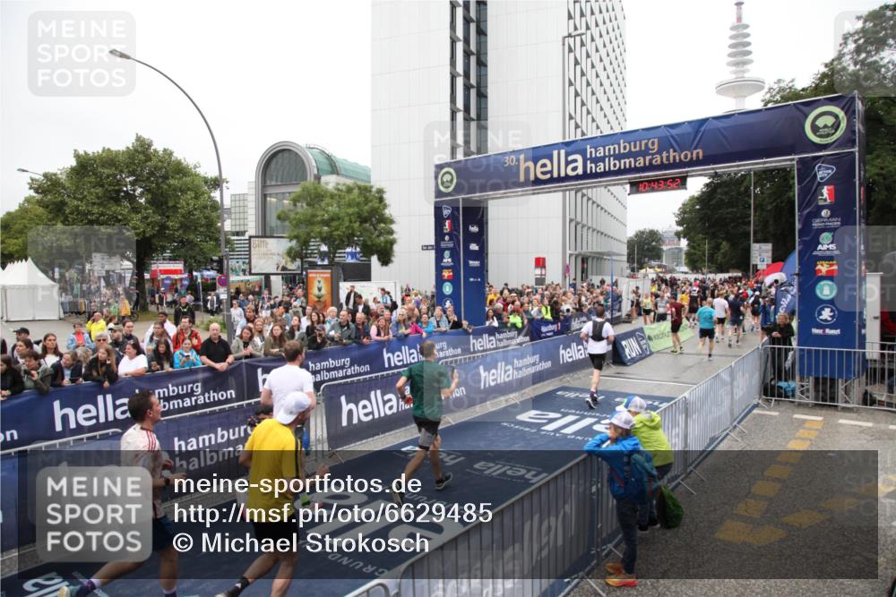 30.06.2024 - hella hamburg halbmarathon Michael Strokosch http://msf.ph/oto/6629485 30.06.2024 10:43:50 Ziel 623, 1382, 2827, 3626, 7344, 8449, 8908, 9473, 10042, 10364, 10606, 10760, 11003, 12036, 12104, 12110, 13121, 13151 meine-sportfotos.de