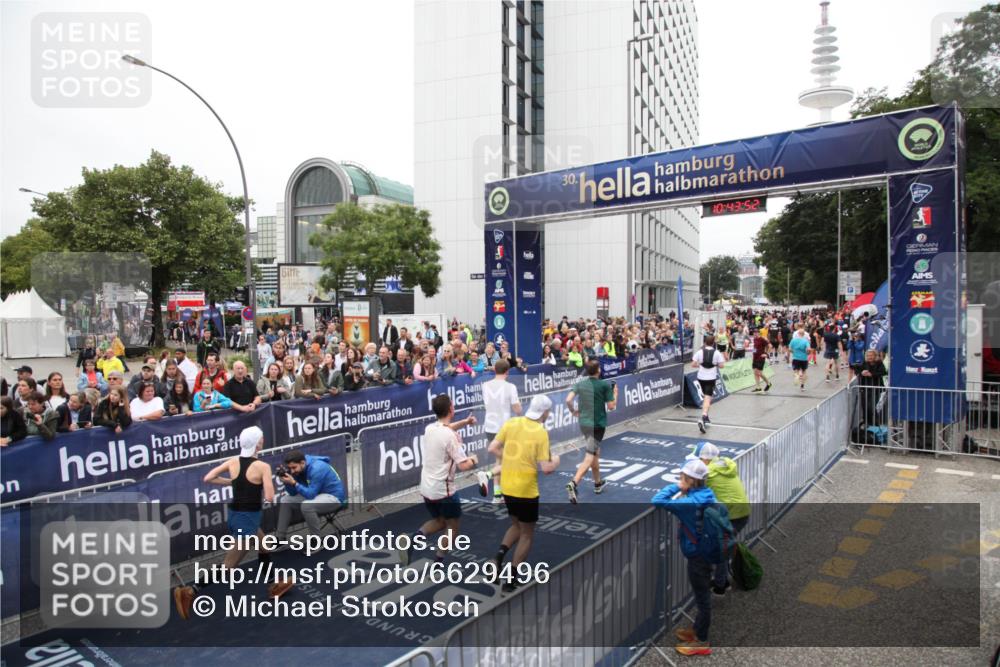 30.06.2024 - hella hamburg halbmarathon Michael Strokosch http://msf.ph/oto/6629496 30.06.2024 10:43:51 Ziel 1382, 2827, 3626, 7344, 8449, 8908, 9473, 10042, 10364, 10606, 10760, 11003, 12036, 12104, 12110, 13121, 13151 meine-sportfotos.de