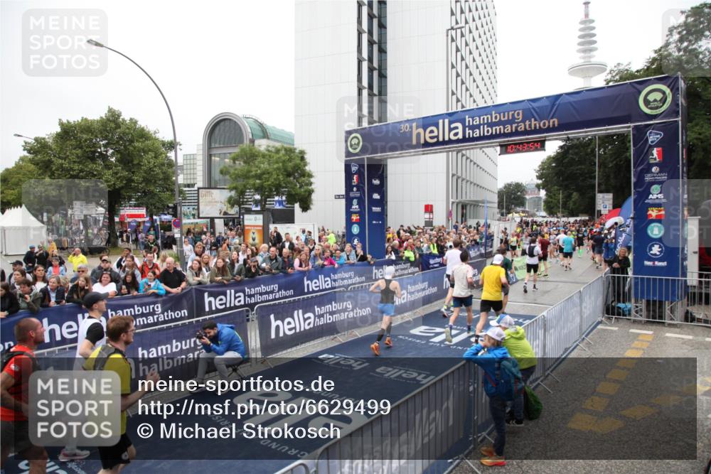 30.06.2024 - hella hamburg halbmarathon Michael Strokosch http://msf.ph/oto/6629499 30.06.2024 10:43:52 Ziel 1382, 2827, 3626, 7344, 7890, 8449, 8908, 10042, 10364, 10606, 10760, 11003, 12036, 12104, 12110, 13121, 13151 meine-sportfotos.de