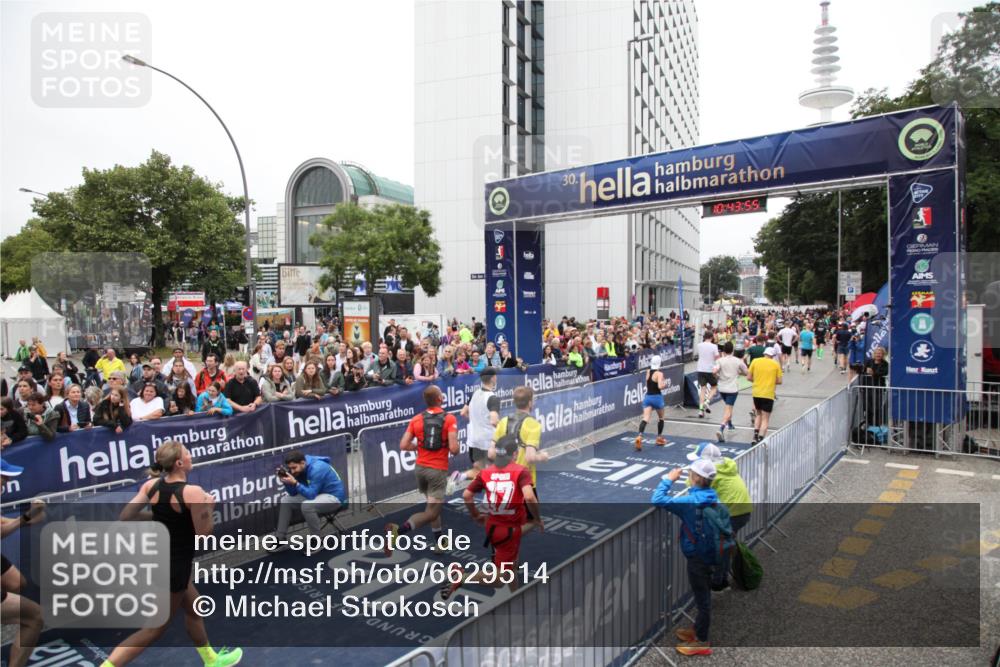 30.06.2024 - hella hamburg halbmarathon Michael Strokosch http://msf.ph/oto/6629514 30.06.2024 10:43:53 Ziel 1382, 2713, 2827, 3626, 7344, 7890, 8449, 8908, 10042, 10364, 10606, 10760, 11003, 12036, 12104, 12110, 13121, 13151 meine-sportfotos.de