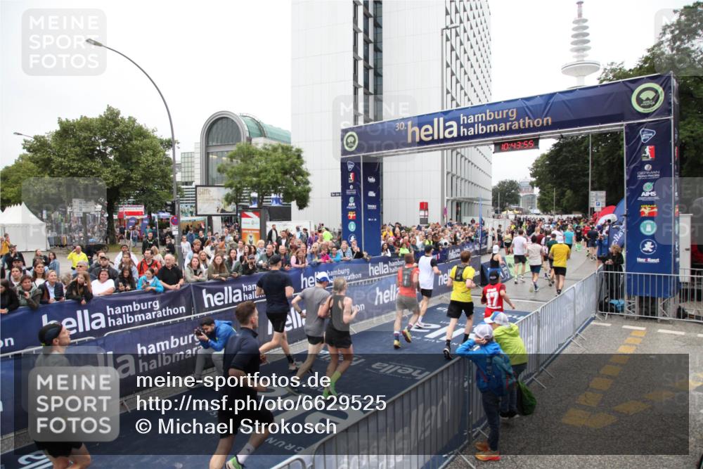 30.06.2024 - hella hamburg halbmarathon Michael Strokosch http://msf.ph/oto/6629525 30.06.2024 10:43:54 Ziel 1382, 2713, 2827, 3626, 7344, 7890, 8908, 10042, 10364, 10606, 10760, 11003, 12036, 12104, 12110, 13121, 13151 meine-sportfotos.de