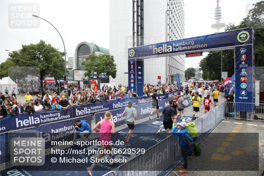 30.06.2024 - hella hamburg halbmarathon Michael Strokosch http://msf.ph/oto/6629529 30.06.2024 10:43:55 Ziel 1382, 2713, 2827, 3626, 7344, 7890, 10042, 10364, 10606, 10760, 11003, 12036, 12104, 12110, 13118, 13121 meine-sportfotos.de