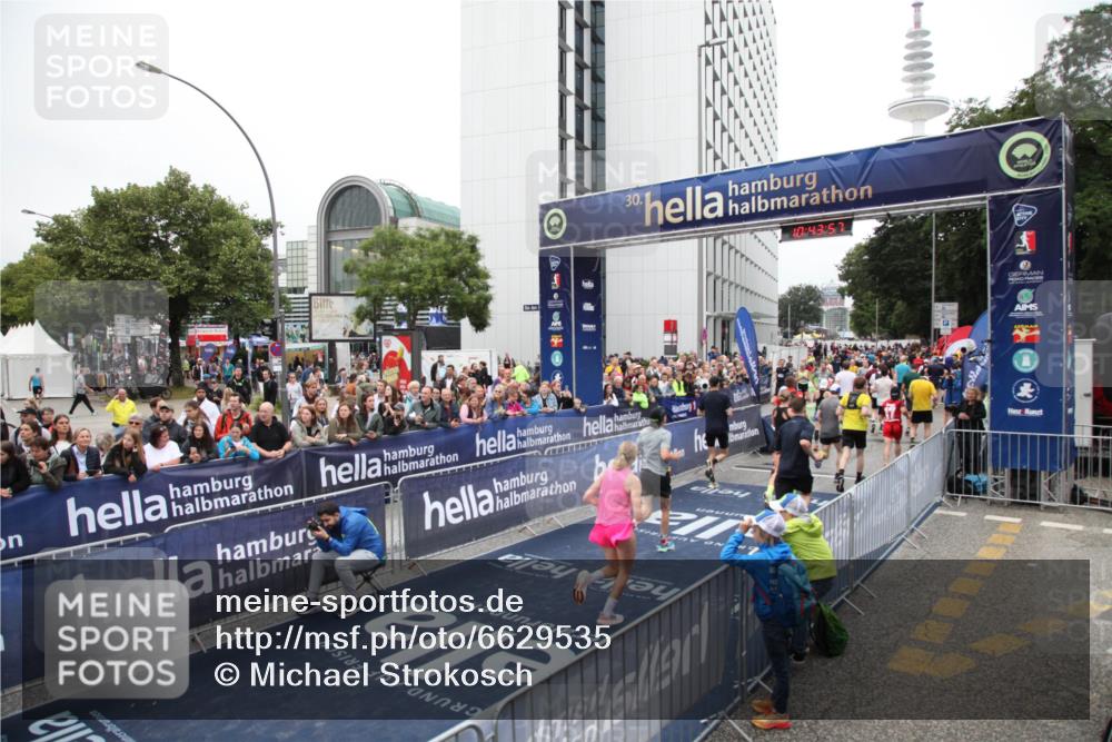 30.06.2024 - hella hamburg halbmarathon Michael Strokosch http://msf.ph/oto/6629535 30.06.2024 10:43:56 Ziel 711, 1382, 2713, 3626, 7344, 7890, 10606, 10760, 11003, 12036, 12104, 12110, 13118, 13121 meine-sportfotos.de