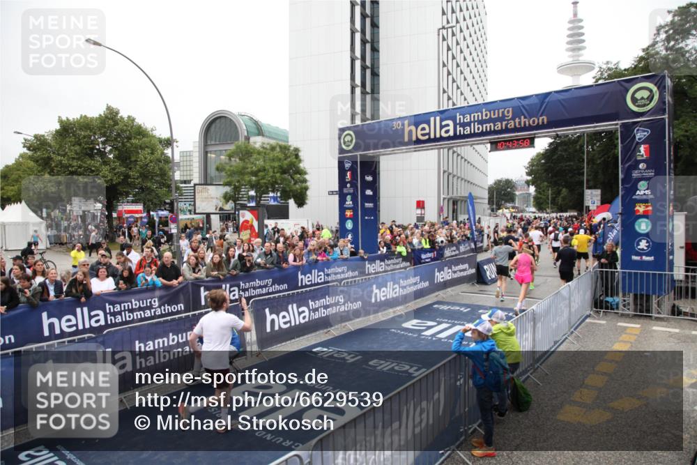 30.06.2024 - hella hamburg halbmarathon Michael Strokosch http://msf.ph/oto/6629539 30.06.2024 10:43:57 Ziel 711, 1382, 2713, 3626, 7344, 7890, 10606, 10760, 11003, 11933, 12036, 12104, 12110, 13118, 13121 meine-sportfotos.de