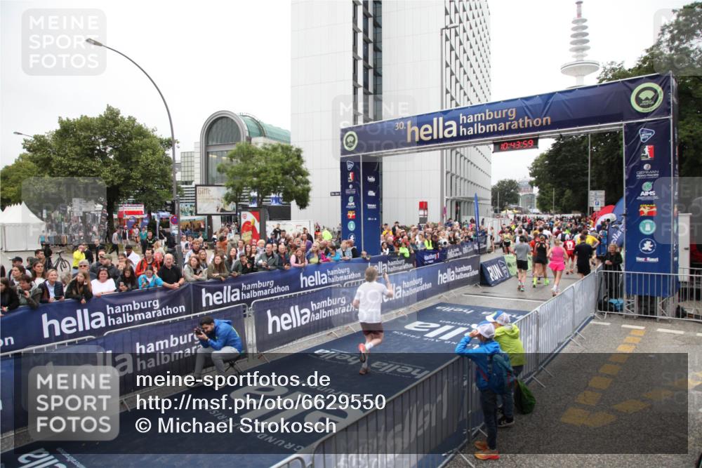 30.06.2024 - hella hamburg halbmarathon Michael Strokosch http://msf.ph/oto/6629550 30.06.2024 10:43:58 Ziel 711, 2713, 3734, 4485, 7890, 10606, 11933, 12036, 12104, 12110, 13118, 13121 meine-sportfotos.de