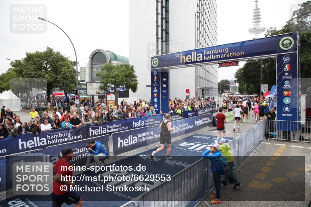 30.06.2024 - hella hamburg halbmarathon Michael Strokosch http://msf.ph/oto/6629553 30.06.2024 10:44:00 Ziel 711, 2713, 3734, 4485, 7890, 11933, 12200, 13118 meine-sportfotos.de