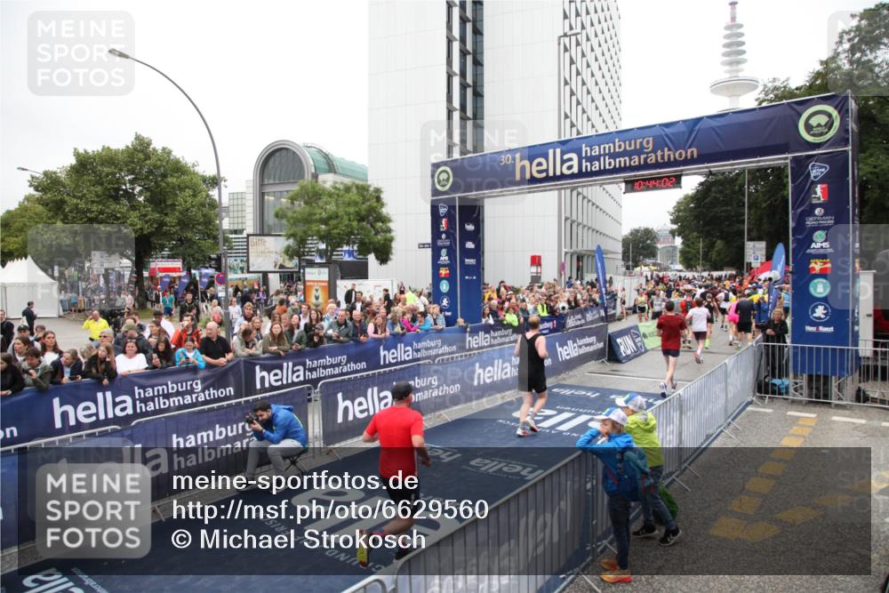 30.06.2024 - hella hamburg halbmarathon Michael Strokosch http://msf.ph/oto/6629560 30.06.2024 10:44:01 Ziel 711, 2713, 3734, 4485, 7890, 8564, 11933, 12200, 13118 meine-sportfotos.de