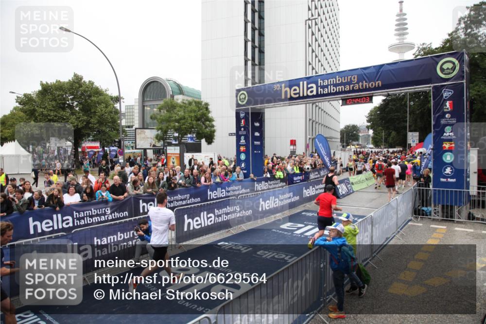 30.06.2024 - hella hamburg halbmarathon Michael Strokosch http://msf.ph/oto/6629564 30.06.2024 10:44:02 Ziel 711, 2713, 3734, 4485, 8564, 11933, 12200, 13118 meine-sportfotos.de