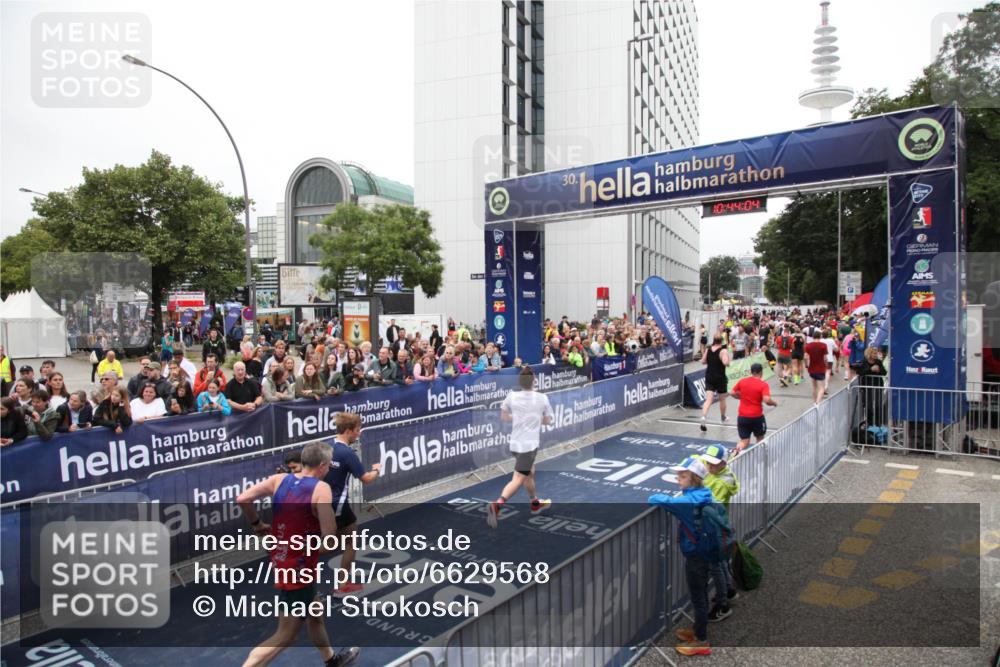 30.06.2024 - hella hamburg halbmarathon Michael Strokosch http://msf.ph/oto/6629568 30.06.2024 10:44:03 Ziel 711, 731, 1475, 3734, 4469, 4485, 7794, 8564, 11933, 12200, 13118 meine-sportfotos.de