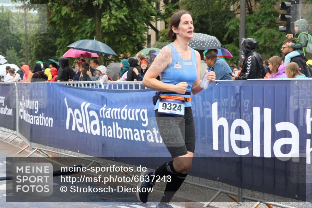 30.06.2024 - hella hamburg halbmarathon Strokosch-Dieckow http://msf.ph/oto/6637243 30.06.2024 12:23:09 Ziel 720, 766, 3310, 3421, 4087, 4088, 4155, 4156, 4945, 8471, 9324, 11779, 720, 766, 3310, 3421, 4087, 4088, 4155, 4156, 4945, 8471, 9324, 11779 meine-sportfotos.de