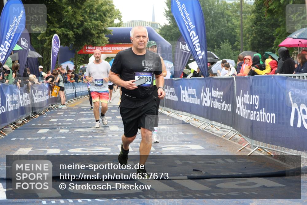 30.06.2024 - hella hamburg halbmarathon Strokosch-Dieckow http://msf.ph/oto/6637673 30.06.2024 12:23:29 Ziel 2065, 2558, 3795, 3909, 6459, 7520, 7840, 10852, 11866, 13450, 13470, 2065, 2558, 3795, 3909, 6459, 7520, 7840, 10852, 11866, 13450, 13470 meine-sportfotos.de