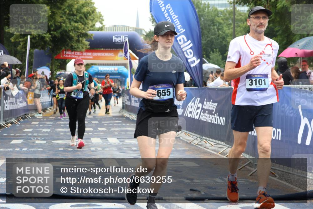30.06.2024 - hella hamburg halbmarathon Strokosch-Dieckow http://msf.ph/oto/6639255 30.06.2024 12:24:19 Ziel 2630, 3101, 3349, 3675, 3781, 4655, 4941, 5173, 5273, 6712, 7585, 7680, 7955, 8036, 8614, 9098, 9882, 10012, 10182, 10863, 13125, 2630, 3101, 3349, 3675, 3781, 4655, 4941, 5173, 5273, 6712, 7585, 7680, 7955, 8036, 8614, 9098, 9882, 10012, 10182, 10863, 13125 meine-sportfotos.de