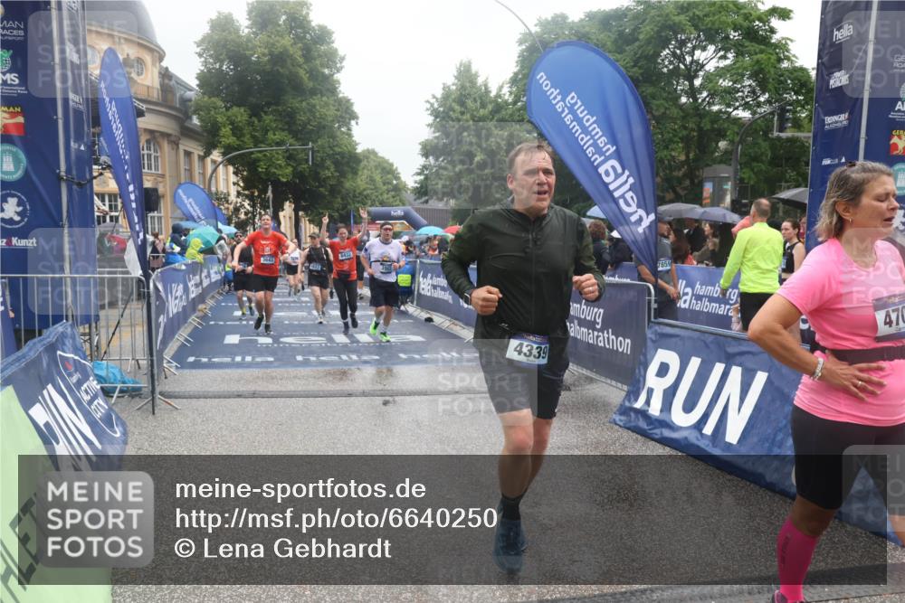 30.06.2024 - hella hamburg halbmarathon Lena Gebhardt http://msf.ph/oto/6640250 30.06.2024 12:24:04 Ziel 3643, 3992, 4339, 4701, 4702, 5516, 5517, 5668, 8432, 8913, 12098 meine-sportfotos.de