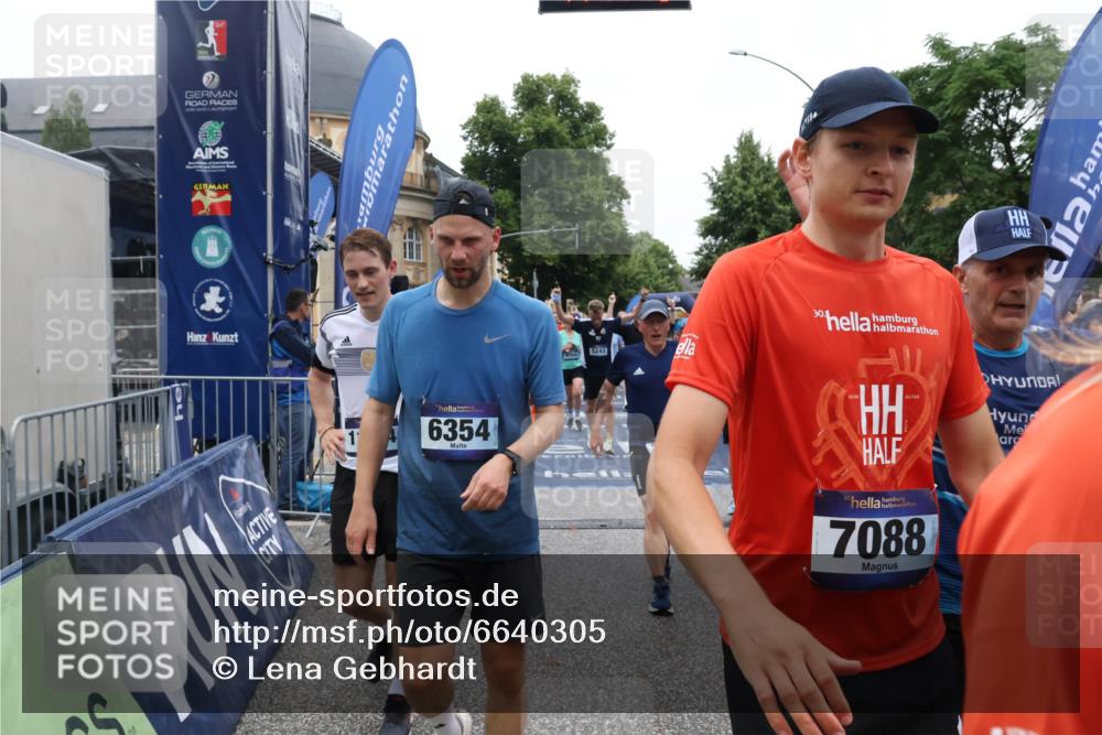 30.06.2024 - hella hamburg halbmarathon Lena Gebhardt http://msf.ph/oto/6640305 30.06.2024 11:11:10 Ziel 1335, 1687, 2457, 2607, 3250, 3321, 4158, 4517, 5005, 5243, 5730, 5735, 6002, 6059, 6158, 6354, 7052, 7085, 7088, 7243, 7806, 8780, 8842, 8961, 9619, 9630, 9869, 9943, 10089, 10878, 11054, 11343, 11405, 11585, 12223, 13466 meine-sportfotos.de