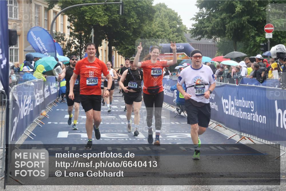 30.06.2024 - hella hamburg halbmarathon Lena Gebhardt http://msf.ph/oto/6640413 30.06.2024 12:24:05 Ziel 3643, 3992, 4339, 5516, 5517, 5668, 7570, 8432, 8913, 11647, 12098 meine-sportfotos.de