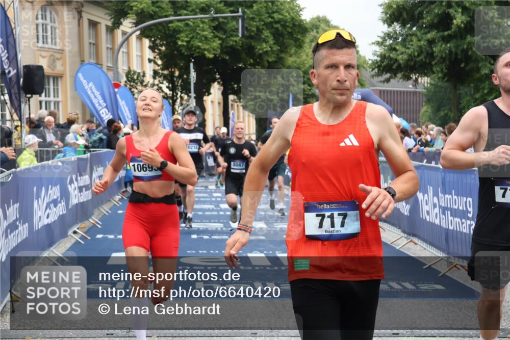 30.06.2024 - hella hamburg halbmarathon Lena Gebhardt http://msf.ph/oto/6640420 30.06.2024 10:40:11 Ziel 717, 1602, 3461, 4295, 4580, 7137, 7537, 7593, 8087, 9743, 10131, 10216, 10693, 10973, 12203, 12213 meine-sportfotos.de