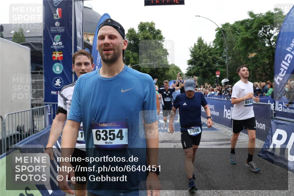 30.06.2024 - hella hamburg halbmarathon Lena Gebhardt http://msf.ph/oto/6640451 30.06.2024 11:11:11 Ziel 1687, 2457, 2607, 3250, 3321, 4158, 5005, 5243, 5730, 5735, 6002, 6059, 6158, 6354, 7052, 7085, 7088, 7243, 7806, 8780, 8842, 8961, 9630, 9869, 9943, 10089, 10878, 11054, 11343, 11405, 12223, 12288, 12290 meine-sportfotos.de