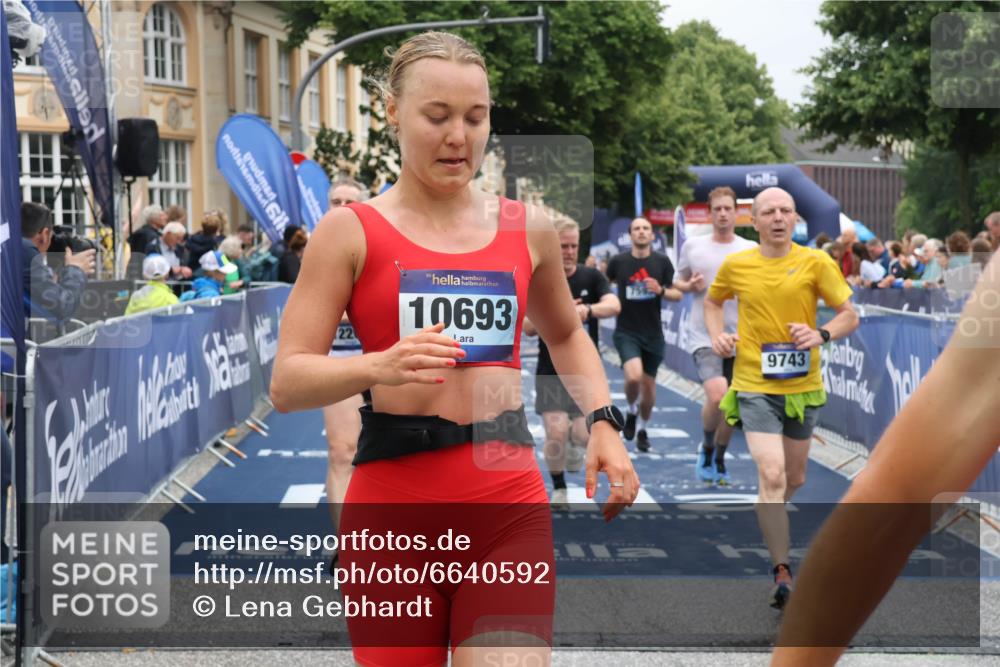 30.06.2024 - hella hamburg halbmarathon Lena Gebhardt http://msf.ph/oto/6640592 30.06.2024 10:40:12 Ziel 717, 1602, 3461, 4295, 4580, 7137, 7537, 7593, 8087, 9743, 10131, 10216, 10693, 10973, 11469, 12203, 12213 meine-sportfotos.de