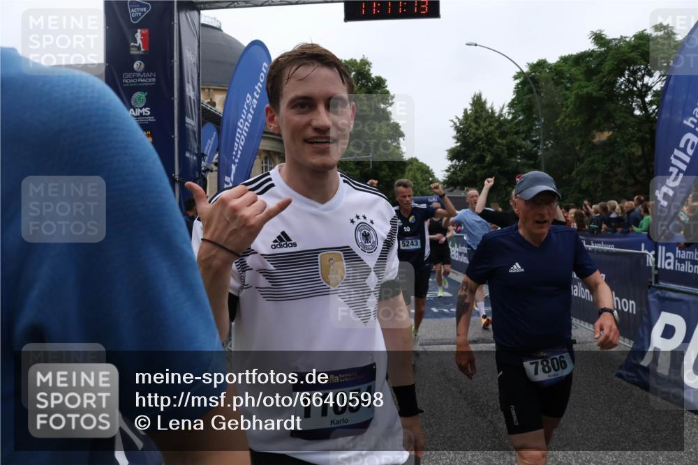 30.06.2024 - hella hamburg halbmarathon Lena Gebhardt http://msf.ph/oto/6640598 30.06.2024 11:11:12 Ziel 2457, 2607, 3250, 3321, 4158, 4334, 5005, 5243, 5730, 5735, 6002, 6059, 6158, 6354, 7052, 7085, 7088, 7243, 7806, 8780, 8842, 8961, 9630, 9869, 9943, 10089, 10878, 11054, 11238, 12223, 12288, 12290 meine-sportfotos.de