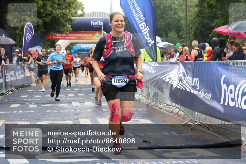 30.06.2024 - hella hamburg halbmarathon Strokosch-Dieckow http://msf.ph/oto/6640698 30.06.2024 12:25:10 Ziel 667, 1903, 2938, 2939, 3125, 4344, 5710, 7653, 8014, 8208, 9361, 9936, 10594, 11607, 667, 1903, 2938, 2939, 3125, 4344, 5710, 7653, 8014, 8208, 9361, 9936, 10594, 11607 meine-sportfotos.de