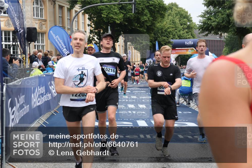 30.06.2024 - hella hamburg halbmarathon Lena Gebhardt http://msf.ph/oto/6640761 30.06.2024 10:40:13 Ziel 717, 3461, 4295, 4580, 7137, 7537, 7593, 8087, 9743, 10216, 10693, 10973, 11469, 12203, 12213 meine-sportfotos.de