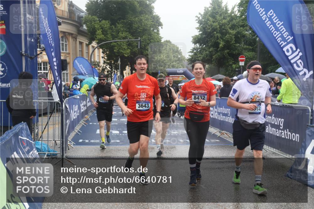 30.06.2024 - hella hamburg halbmarathon Lena Gebhardt http://msf.ph/oto/6640781 30.06.2024 12:24:07 Ziel 3643, 3992, 4339, 5516, 5517, 5668, 7570, 7983, 8432, 8913, 11647, 12098 meine-sportfotos.de