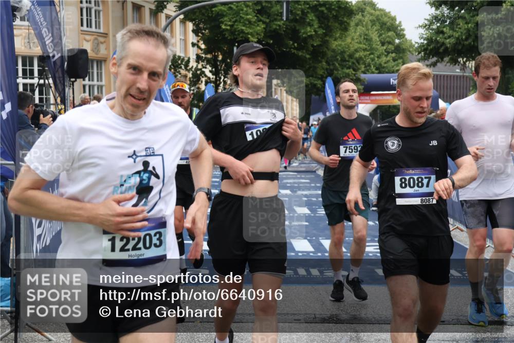 30.06.2024 - hella hamburg halbmarathon Lena Gebhardt http://msf.ph/oto/6640916 30.06.2024 10:40:14 Ziel 717, 3791, 4295, 7137, 7537, 7593, 8087, 9743, 10216, 10693, 10973, 11469, 12203 meine-sportfotos.de