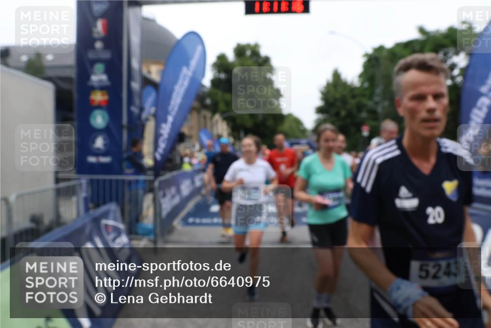 30.06.2024 - hella hamburg halbmarathon Lena Gebhardt http://msf.ph/oto/6640975 30.06.2024 11:11:14 Ziel 1011, 2607, 3321, 4158, 4334, 5005, 5243, 5730, 6002, 6059, 6158, 7052, 7243, 7806, 8780, 8842, 8961, 9630, 9869, 9943, 10089, 10661, 10878, 11054, 11238, 11867, 12223, 12288, 12290 meine-sportfotos.de