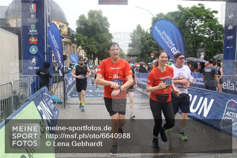 30.06.2024 - hella hamburg halbmarathon Lena Gebhardt http://msf.ph/oto/6640988 30.06.2024 12:24:08 Ziel 3643, 3992, 4339, 5516, 5517, 5668, 7570, 7983, 8432, 8913, 11647, 12098 meine-sportfotos.de
