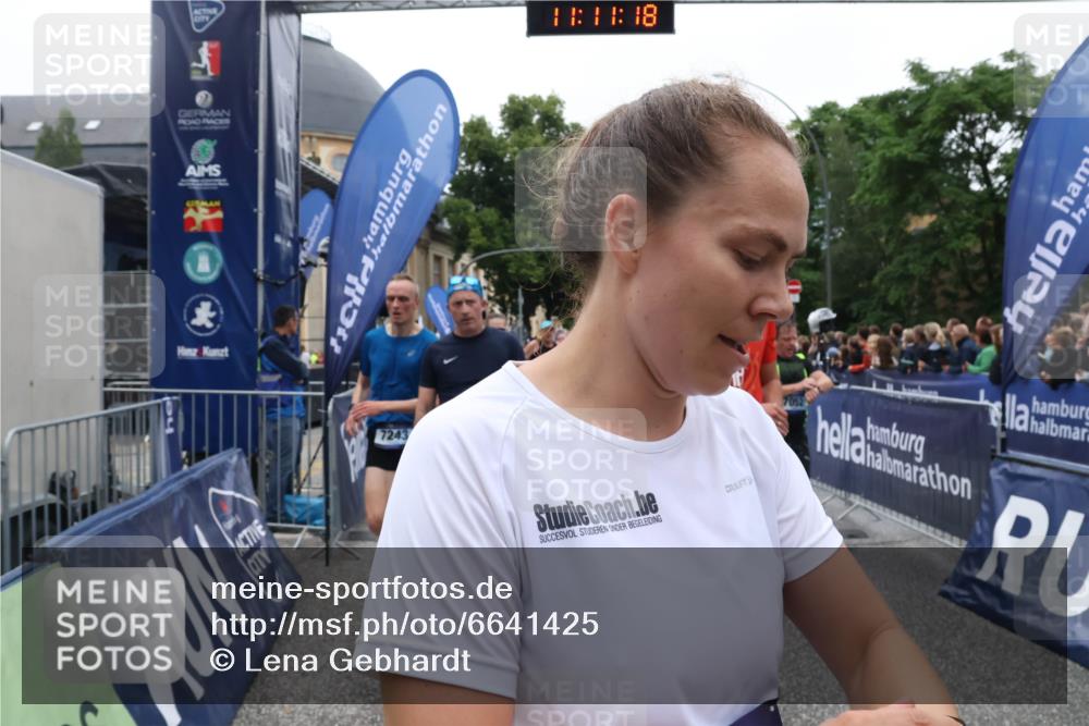 30.06.2024 - hella hamburg halbmarathon Lena Gebhardt http://msf.ph/oto/6641425 30.06.2024 11:11:16 Ziel 1011, 1538, 2595, 2607, 3321, 4158, 4334, 5005, 5243, 5730, 6002, 6059, 7052, 7243, 8780, 8842, 8961, 9630, 9869, 9943, 10532, 10535, 10661, 10878, 11238, 11867, 12288, 12290, 13174 meine-sportfotos.de