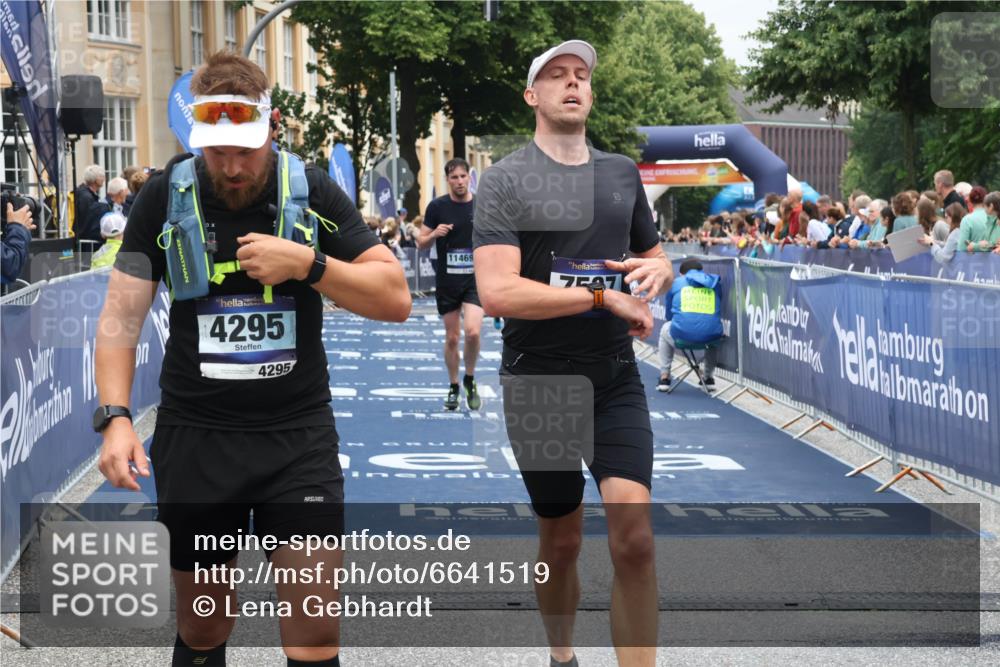 30.06.2024 - hella hamburg halbmarathon Lena Gebhardt http://msf.ph/oto/6641519 30.06.2024 10:40:17 Ziel 3791, 4295, 4572, 7537, 7593, 8087, 8279, 8613, 9743, 10216, 10973, 11469, 11563, 12203 meine-sportfotos.de