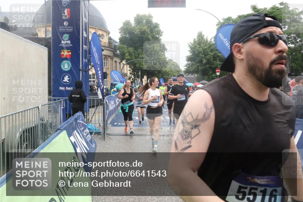 30.06.2024 - hella hamburg halbmarathon Lena Gebhardt http://msf.ph/oto/6641543 30.06.2024 12:24:11 Ziel 3643, 3992, 5516, 5517, 5668, 7570, 7983, 8432, 8913, 9783, 11647, 12098 meine-sportfotos.de