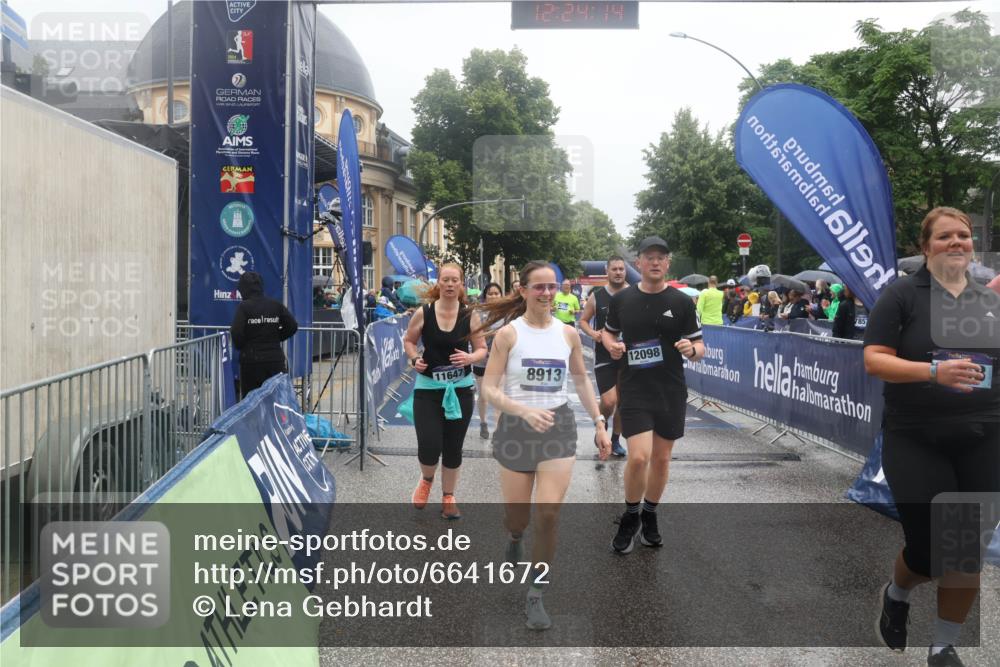 30.06.2024 - hella hamburg halbmarathon Lena Gebhardt http://msf.ph/oto/6641672 30.06.2024 12:24:12 Ziel 3643, 3992, 5516, 5517, 5668, 7064, 7570, 7983, 8432, 8913, 9783, 11647, 12098 meine-sportfotos.de