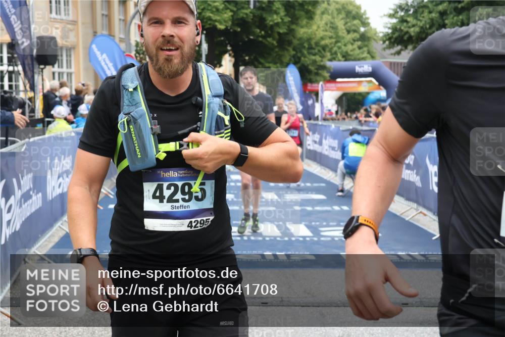 30.06.2024 - hella hamburg halbmarathon Lena Gebhardt http://msf.ph/oto/6641708 30.06.2024 10:40:18 Ziel 2208, 3791, 4295, 4572, 7537, 7593, 8087, 8279, 8613, 9696, 10216, 10973, 11469, 11563 meine-sportfotos.de