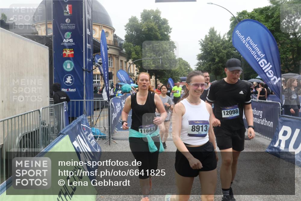 30.06.2024 - hella hamburg halbmarathon Lena Gebhardt http://msf.ph/oto/6641825 30.06.2024 12:24:13 Ziel 3992, 5516, 5668, 7064, 7570, 7983, 8913, 9783, 9930, 11647, 12098 meine-sportfotos.de