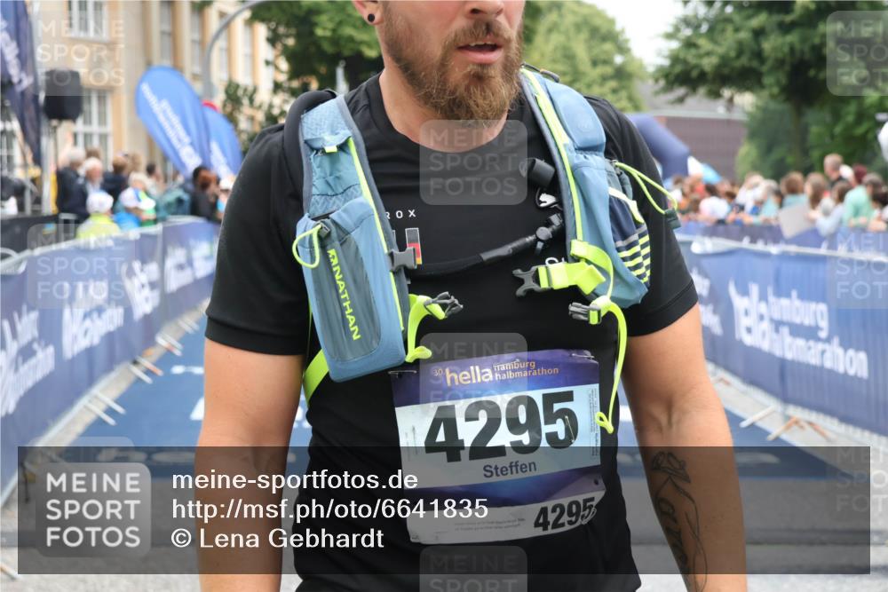 30.06.2024 - hella hamburg halbmarathon Lena Gebhardt http://msf.ph/oto/6641835 30.06.2024 10:40:19 Ziel 2208, 3356, 3791, 4295, 4572, 7537, 7593, 8279, 8613, 9696, 10973, 11469, 11563 meine-sportfotos.de