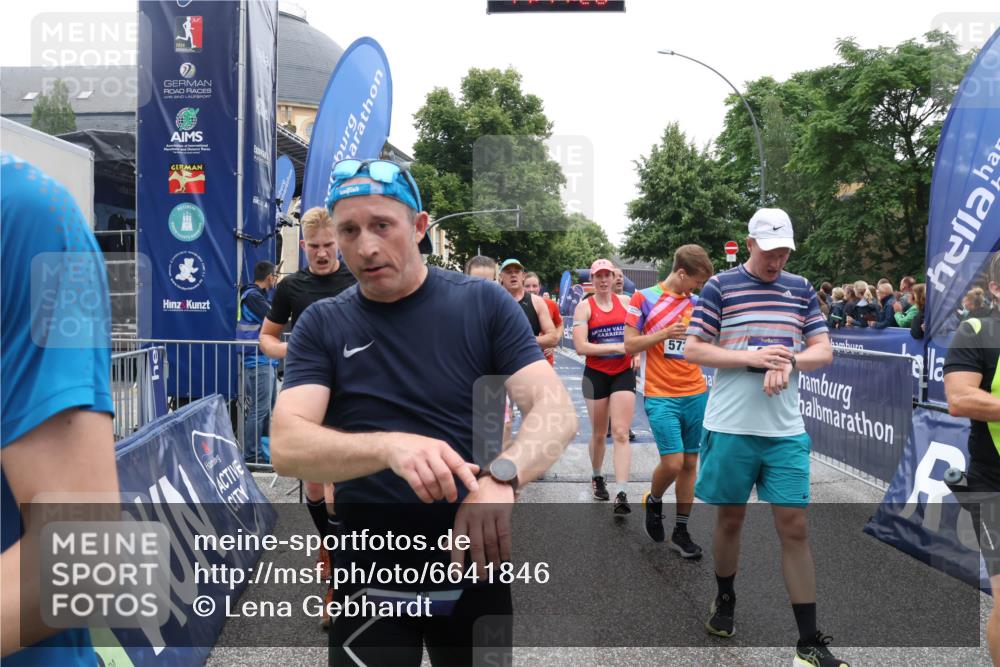 30.06.2024 - hella hamburg halbmarathon Lena Gebhardt http://msf.ph/oto/6641846 30.06.2024 11:11:18 Ziel 851, 1011, 1538, 2595, 2607, 3321, 4158, 4327, 4334, 5005, 5730, 6059, 6202, 7052, 7243, 8184, 8780, 8903, 8961, 9031, 9630, 9869, 9943, 10532, 10535, 10661, 10878, 11238, 11867, 12288, 12290, 13174 meine-sportfotos.de
