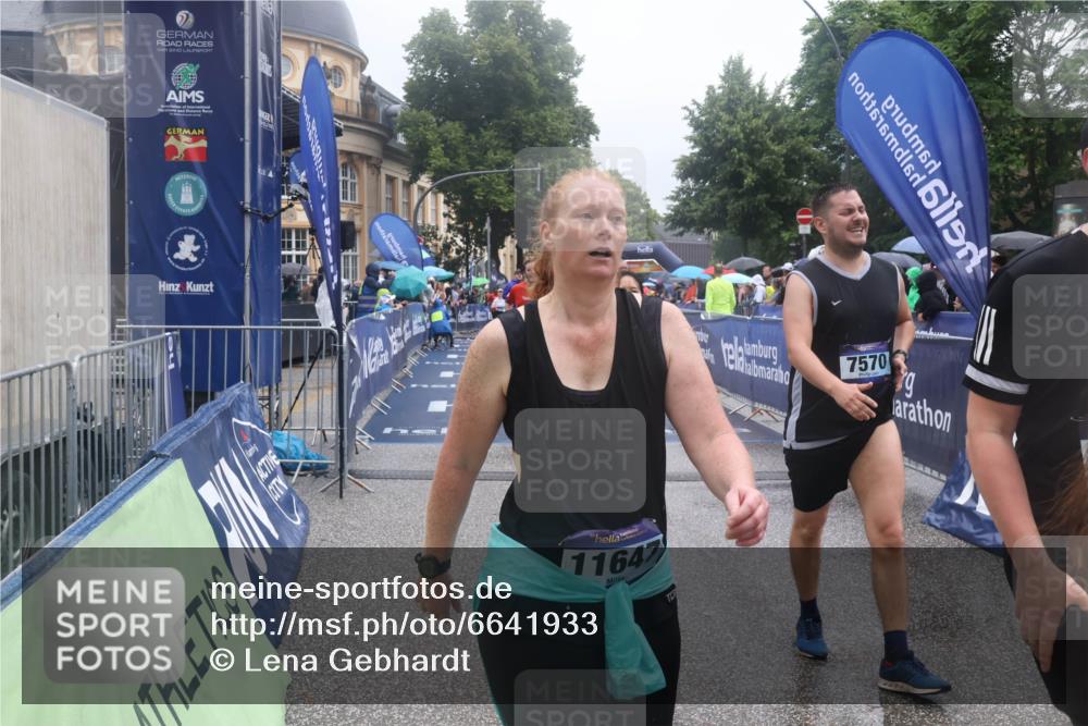 30.06.2024 - hella hamburg halbmarathon Lena Gebhardt http://msf.ph/oto/6641933 30.06.2024 12:24:14 Ziel 3992, 5668, 7064, 7570, 7983, 8913, 9783, 9930, 11647, 12098 meine-sportfotos.de