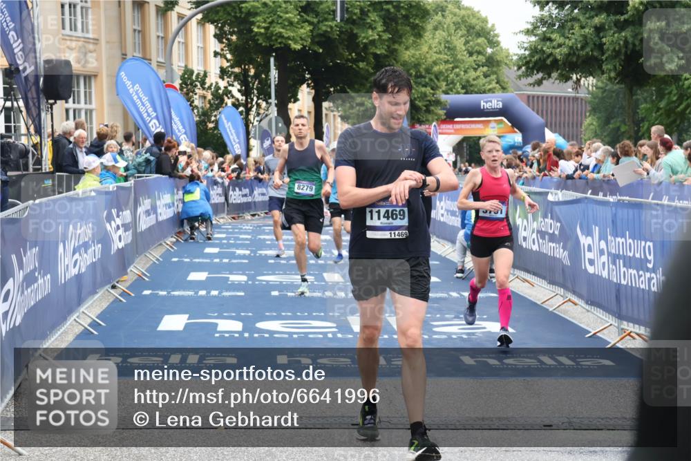 30.06.2024 - hella hamburg halbmarathon Lena Gebhardt http://msf.ph/oto/6641996 30.06.2024 10:40:20 Ziel 2208, 3356, 3791, 4572, 7537, 8279, 8613, 9696, 11469, 11563 meine-sportfotos.de